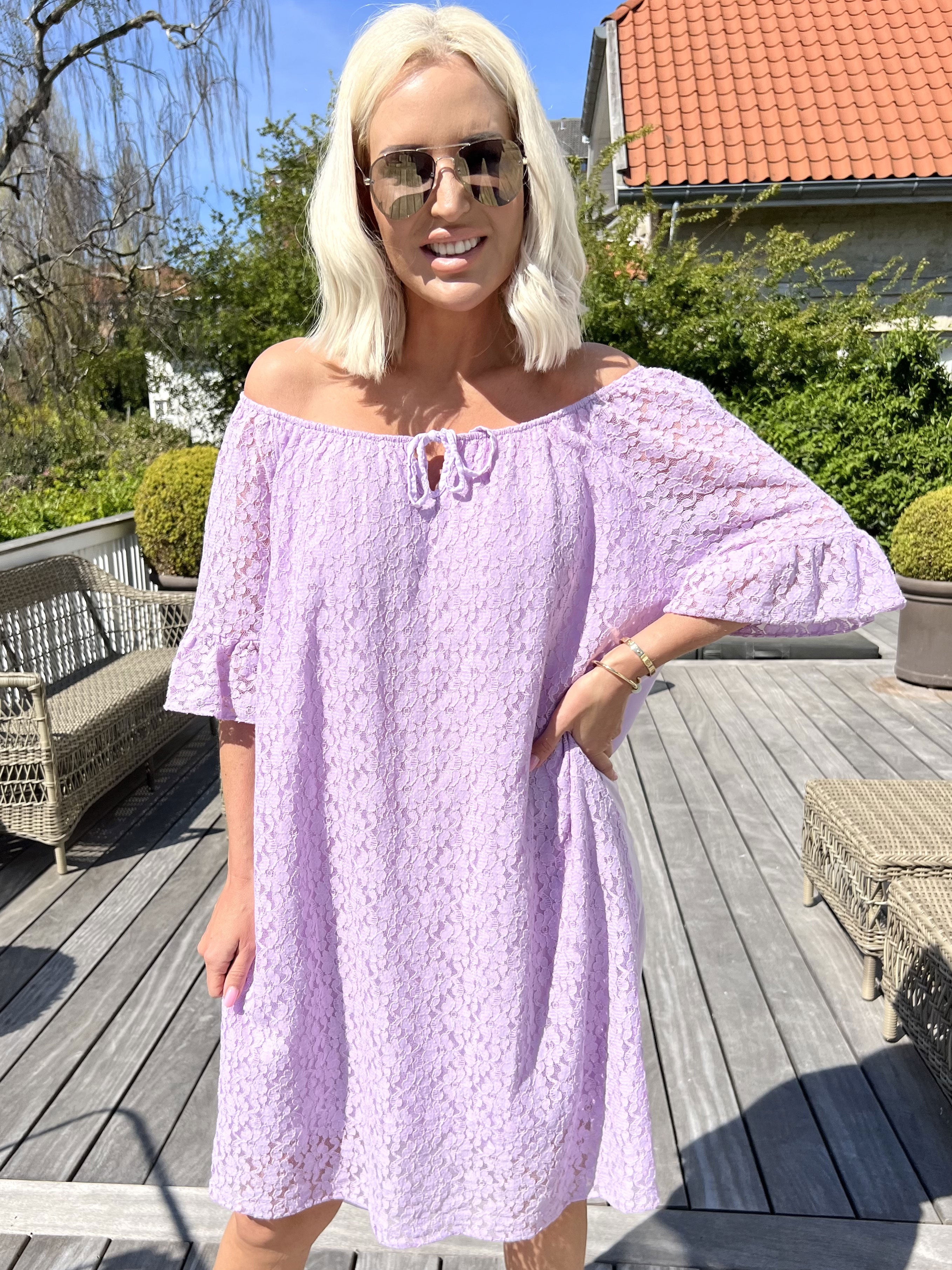 Arisha - Söt spetsklänning med resår i halsringning